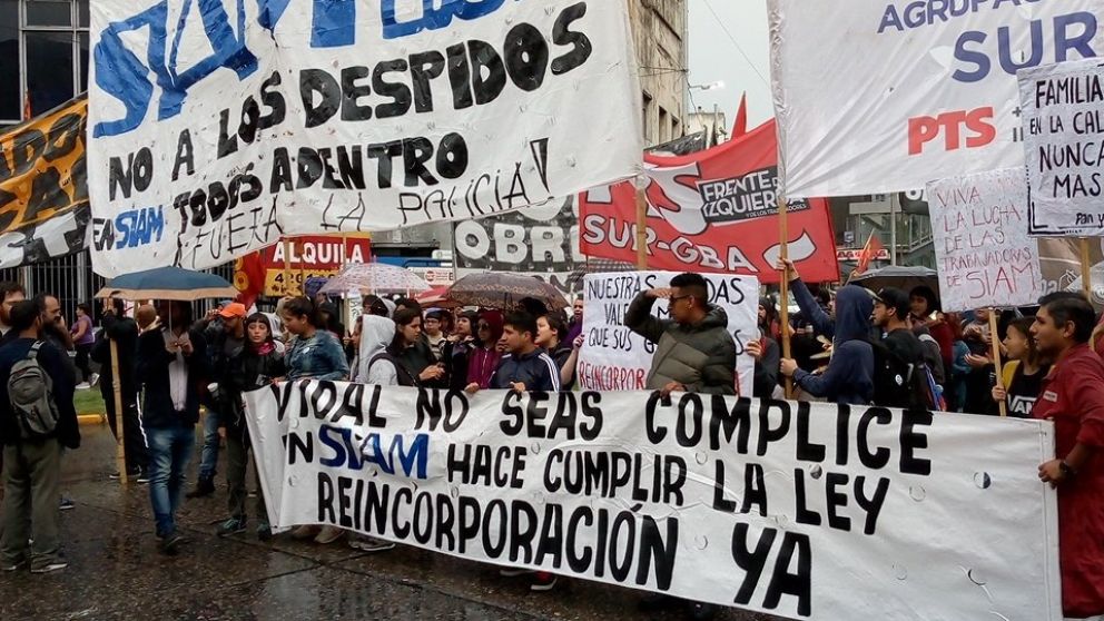 Trabajadores de Siam marcharon en reclamo por los 165 despidos