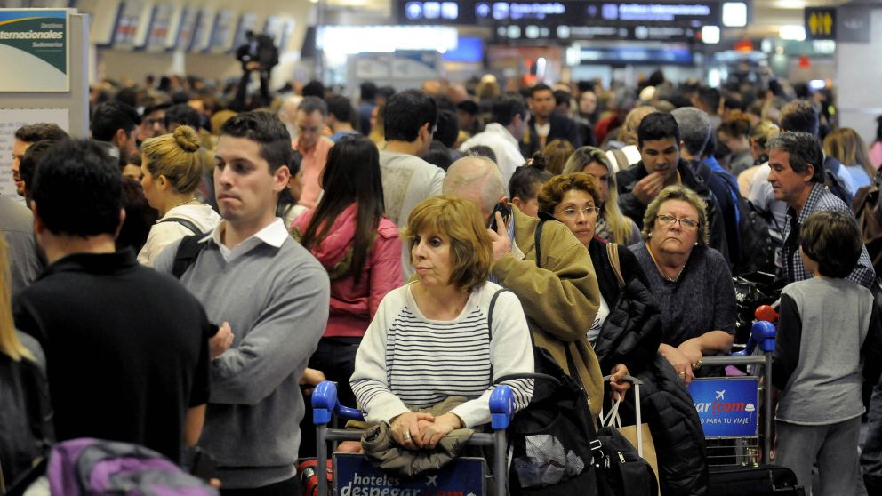 Los gremios aeronáuticos habían convocado a una huelga general en rechazo a la política aerocomercial del Gobierno nacional