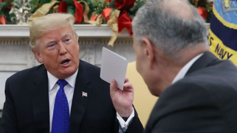 Trump recibió al senador opositor Chuck Schumer