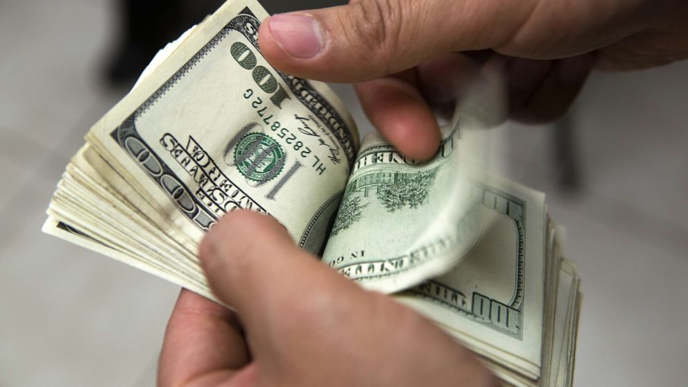 El dólar cierra la semana al alza