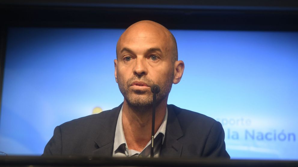 El ministro de Transporte afirmó que "para volar en Argentina se requiere ser pilotos argentinos"