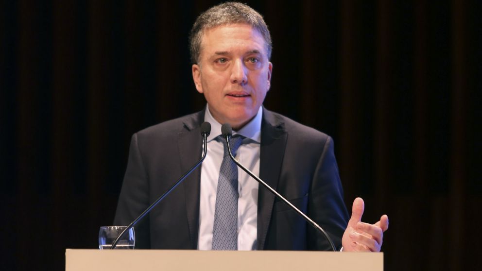 Para Dujovne, Argentina "está terminando de superar la crisis"