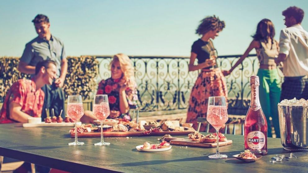 En sintonía con el auge de los rosados, Martini acaba de lanzar su espumante Martini Rosé Demi Sec