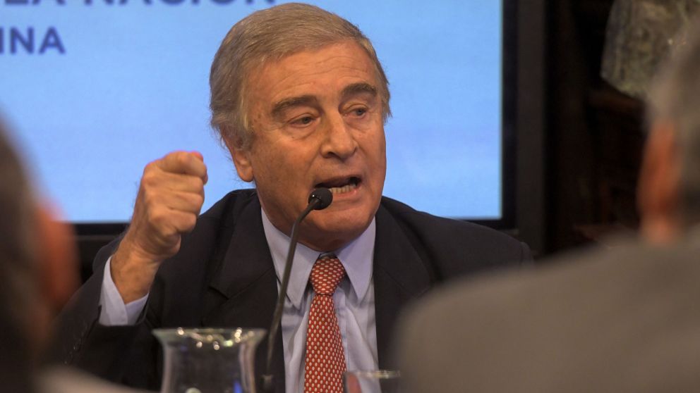 El ministro de Defensa aseguró que el hundimiento del ARA San Juan está relacionado con la reparación de media vida iniciados en 2008