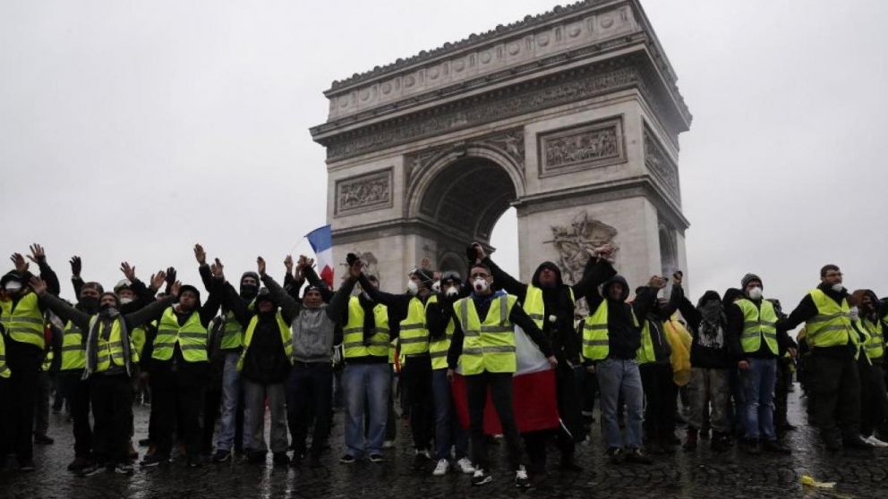 Jaqueado por las protestas, Macron suspende por seis meses la suba de impuestos al combustible