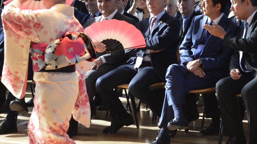 Baile tradicional japonés fusionado con tango, al ritmo de Sakura y de El Choclo