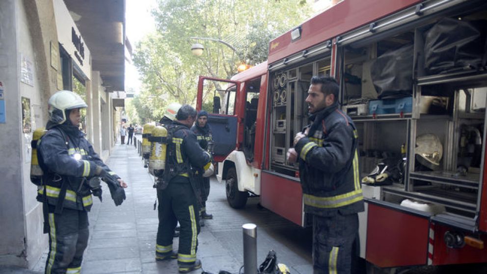 Dos encapuchados incendiaron la sucursal de un banco en Flores