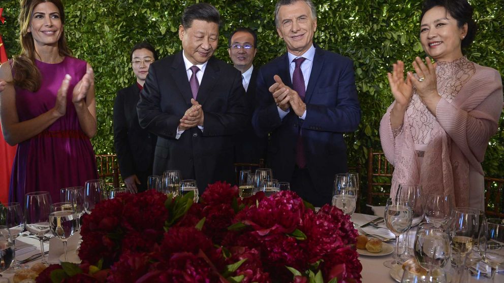 Xi Jinping, acompañado por su esposa, Peng Liyuan, fue recibido por Macri en el patio de armas de Olivos, junto a Juliana Awada