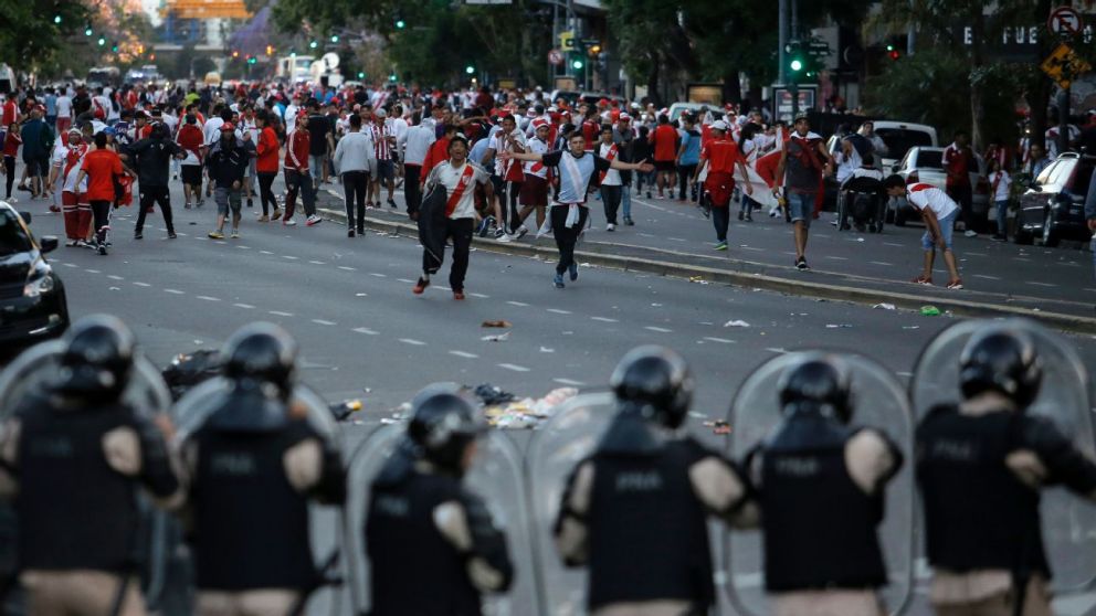 La policía se enfrenta a hinchas de River cerca del Monumental