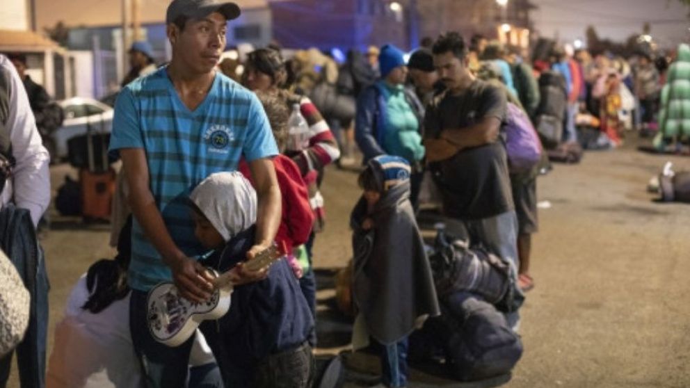 Inmigrantes nicaragüenses viajan hacia la frontera de EE.UU.