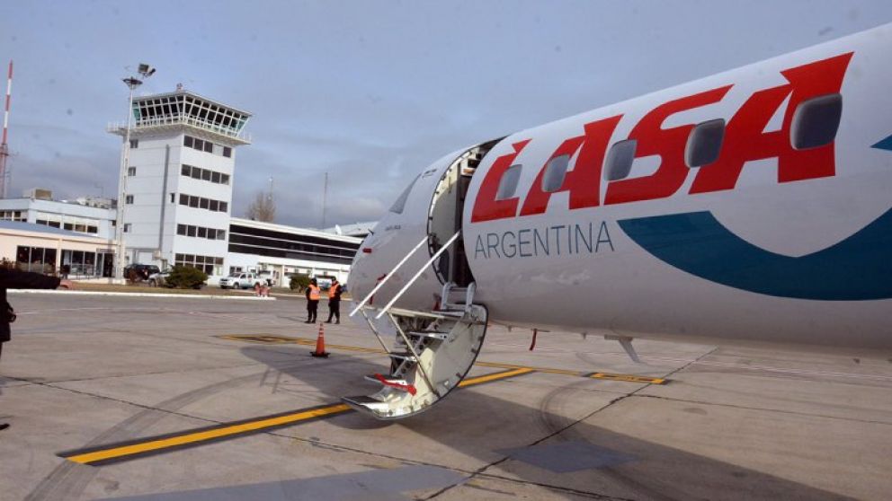 LASA suspendió vuelos por la "situación económica del país"