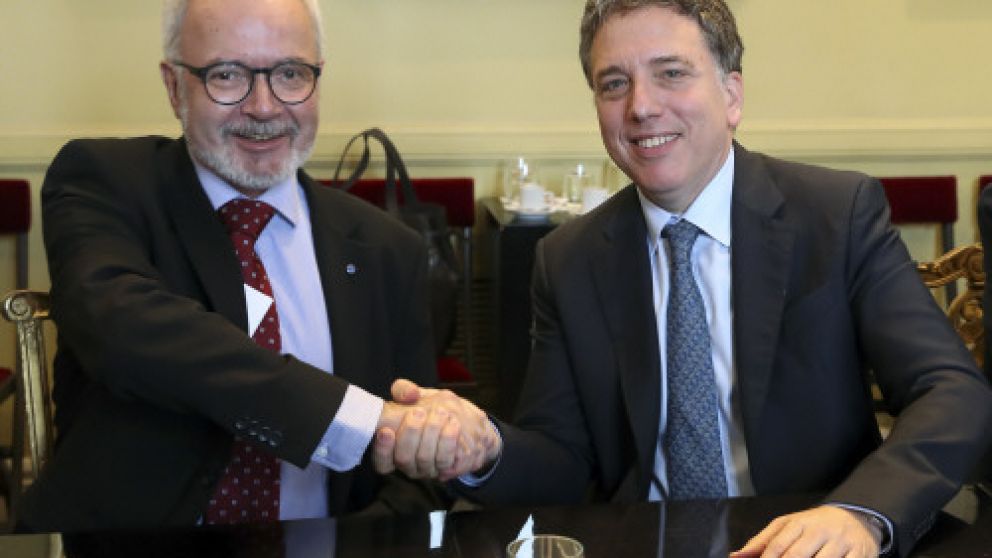 Dujovne y el presidente del Banco Europeo firmaron acuerdos