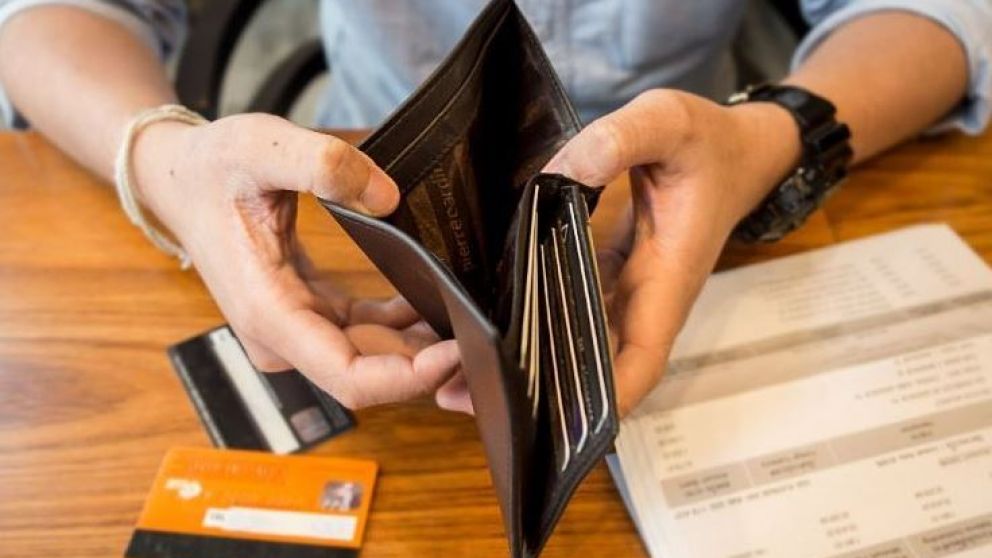 Con la nueva medición de inflación, la mejora del salario real se transforma en caída