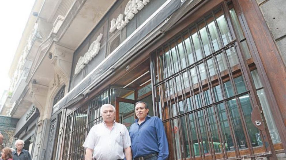 En la puerta, los mozos Antonio Jaimez y José Orellana, reclaman el pago de haberes