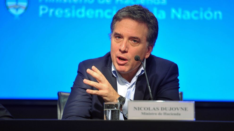 Dujovne negó preocupación ante la suba del dólar