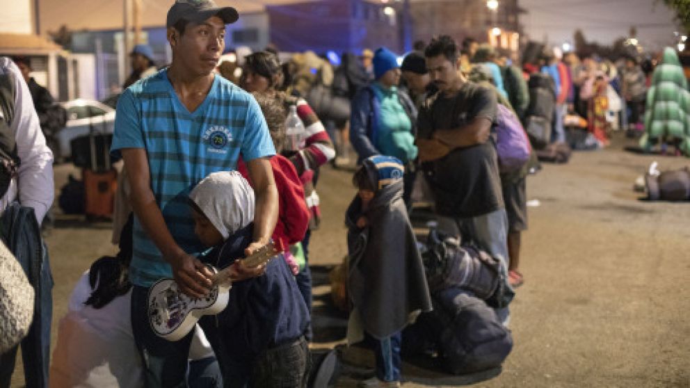 Los migrantes siguen llegando a la frontera entre México y EE.UU.