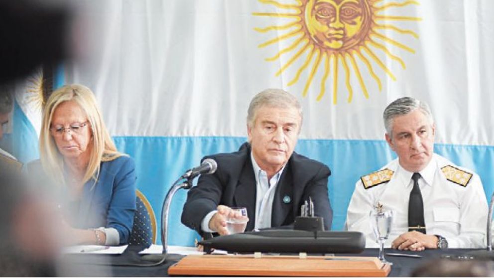 El ministro de Defensa, Oscar Aguad, cuestionado por familiares