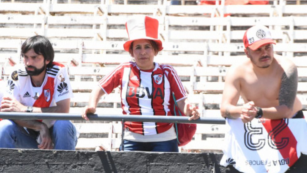 Los hinchas ya estaba en las tribunas (Foto Pablo Villán)