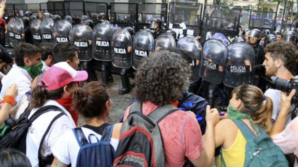 La Legislatura lució cercada ante las protestas