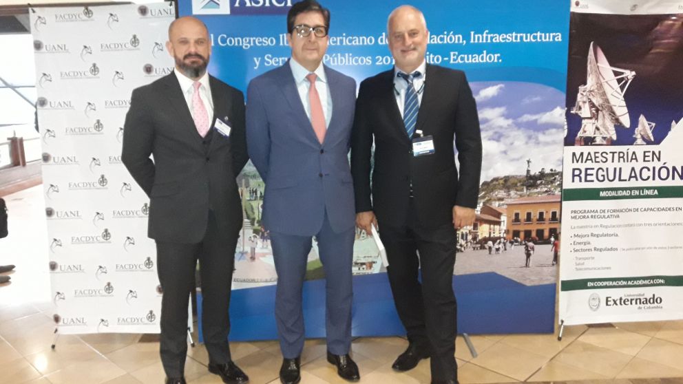 Javier Robalino Orellana junto a Luis Ortiz Zamora, autor de la columna "El censor regulatorio" en el Diario La República de Costa Rica y el columnista de BAE Negocios, Alberto Biglieri