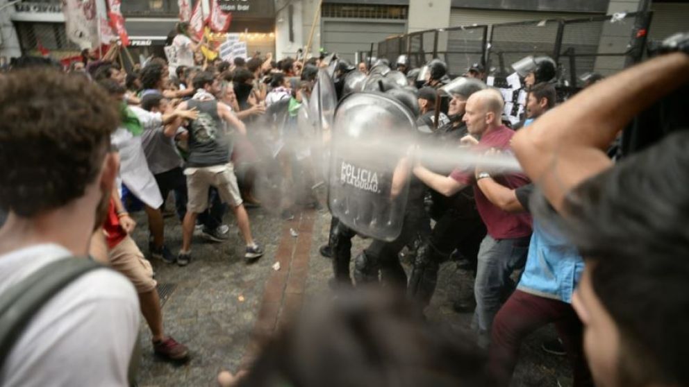 Docentes protestan en la Legislatura porteña por votación de UniCABA