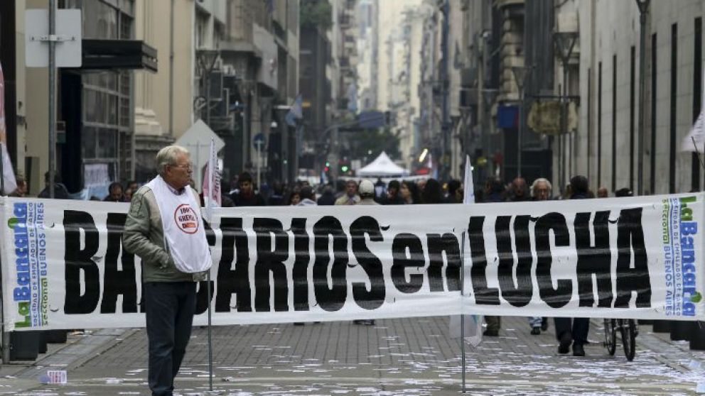 Bancarios convocan a un paro a las sucursales de entidades públicas