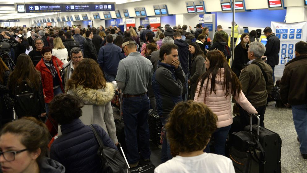 Aerolíneas Argentinas suspendió a 376 empleados por supuesto abandono o retención de tareas durante las asambleas sindicales el 8 de noviembre