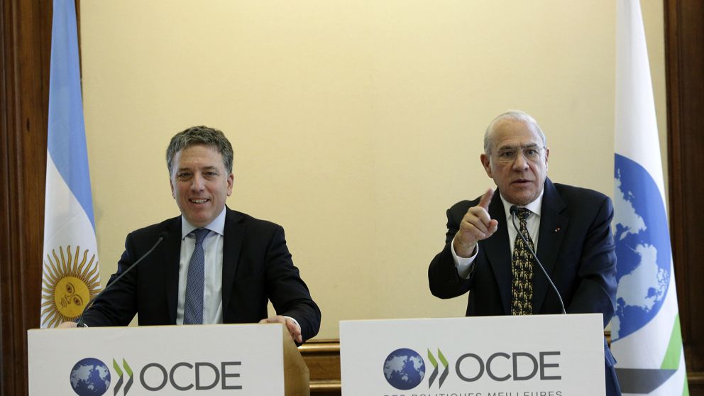 Dujovne prometió ante la OCDE una economía más competitiva "cuando pase la tormenta"
