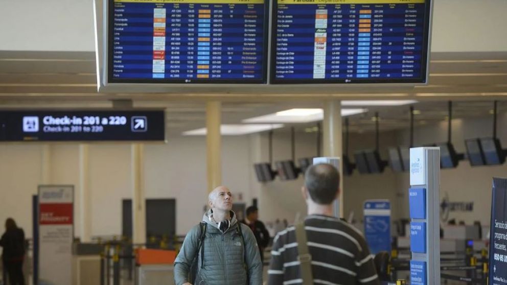 Por las suspensiones en Aerol�neas Argentinas, aeron�uticos convocan a un paro total para el lunes 