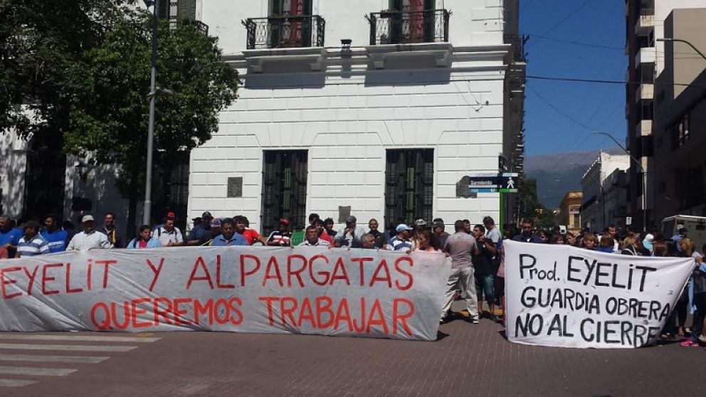 Reclamos por el cierre de plantas de Alpargatas y Eyelit