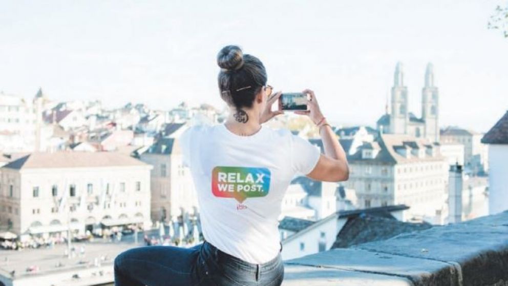 El especialista saca fotos, graba stories y responde a comentarios para que el huésped descanse y logre desintoxicación digital