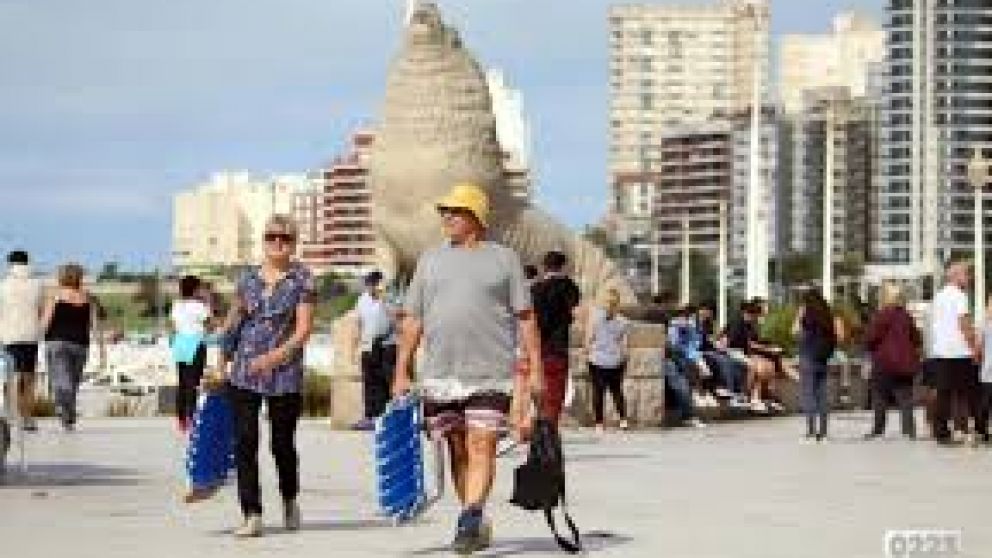 Comerciantes celebran la llegada de turistas