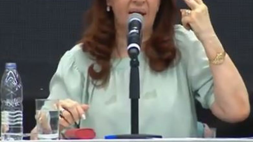 Cristina apuntó al Gobierno por las fábricas y comercios que cierran