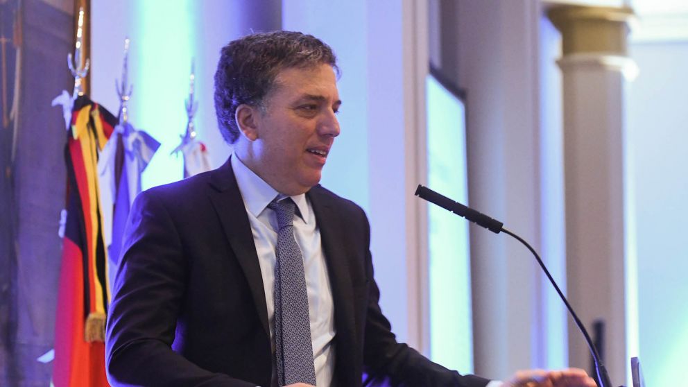 Dujovne viaja a París para presentarse ante la OCDE