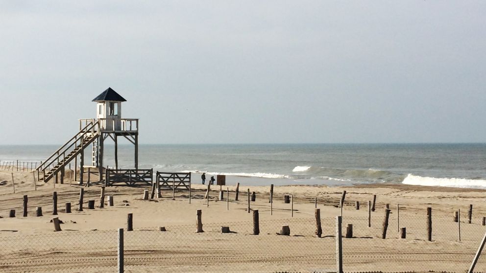 Ofrece playa, bosques y médanos para disfrutar en familia
