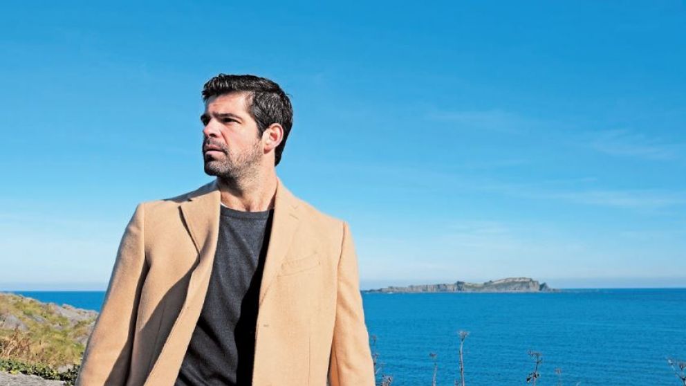 Muñoz interpreta a Jon Aristegui, un hombre que debió huir de su pueblo acusado de un crimen, aún sin resolver