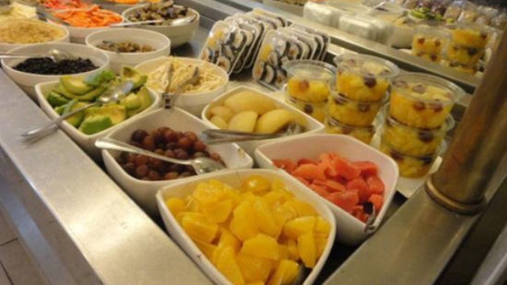 Algunos lugares permiten comprar y llevar la comida, otros tienen restaurante. Aceptan tarjeta