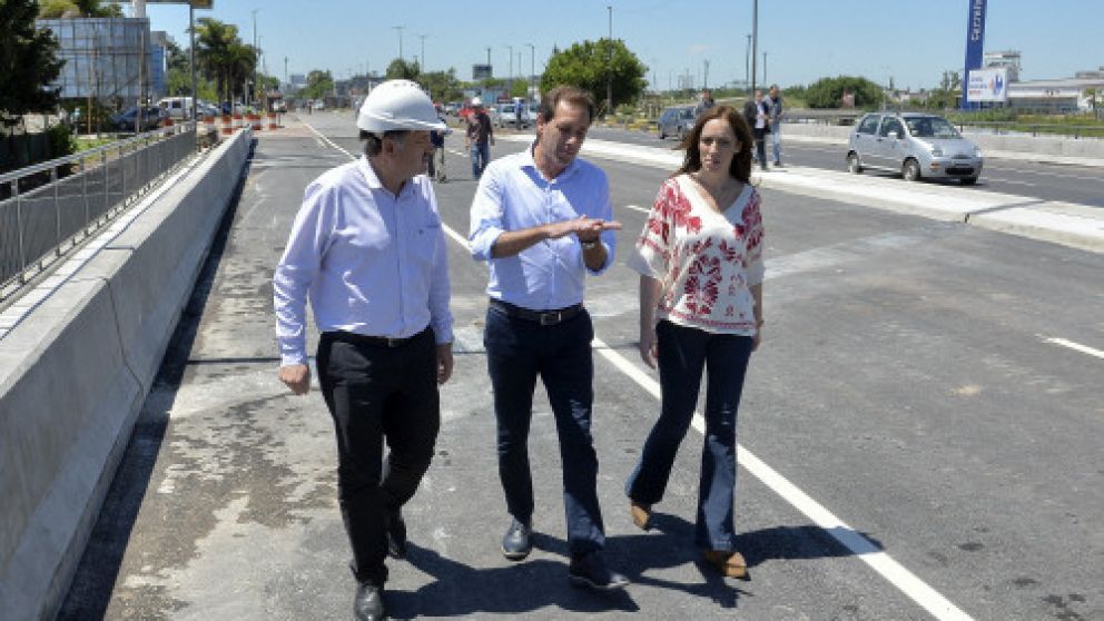 La gobernadora bonaerense, ayer, en la recorrida platense