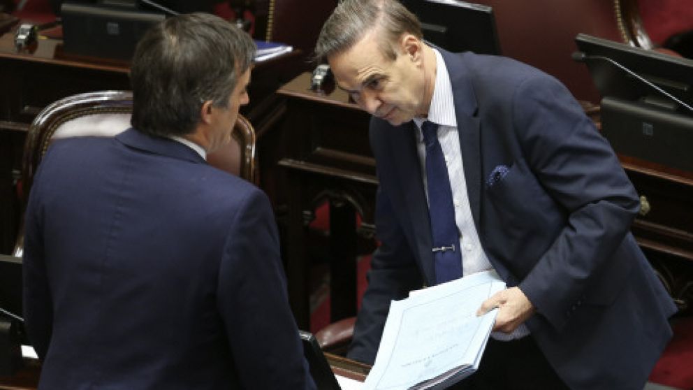 El oficialista Esteban Bullrich en la sesión, junto a Miguel Pichetto