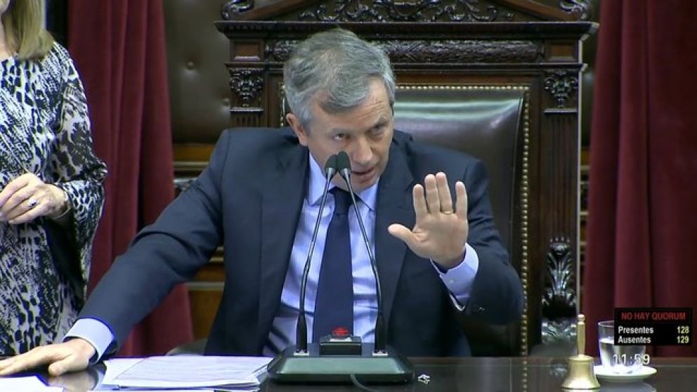 Monzó avisó que se aleja pero sigue participando en la mesa política