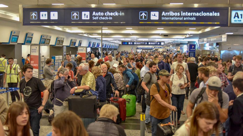 El viernes también habrá demoras en vuelos de Aeroparque