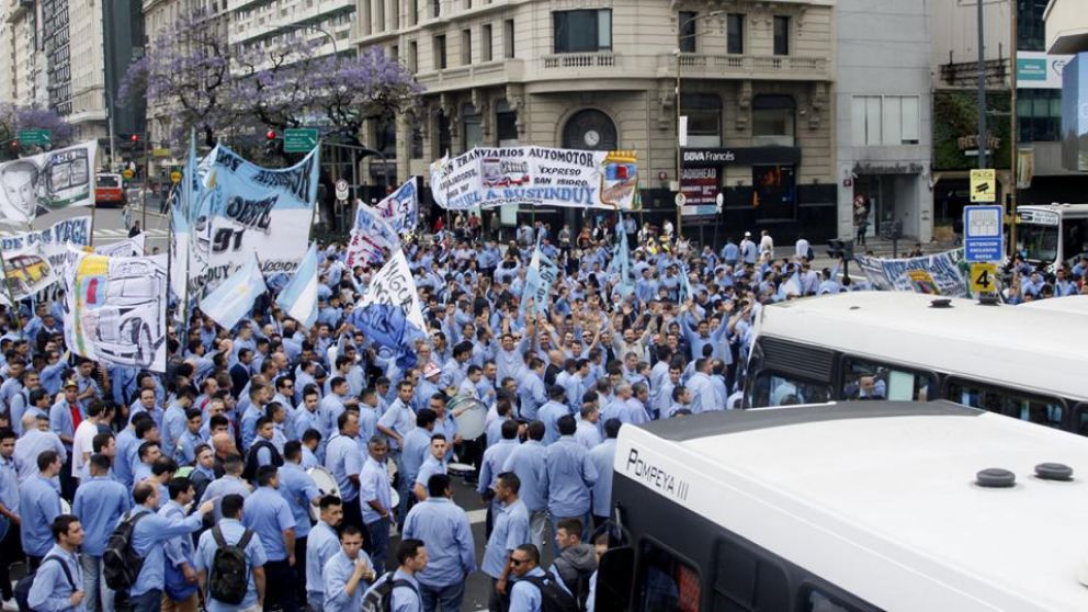 Paro sorpresivo en más de 20 líneas de colectivos