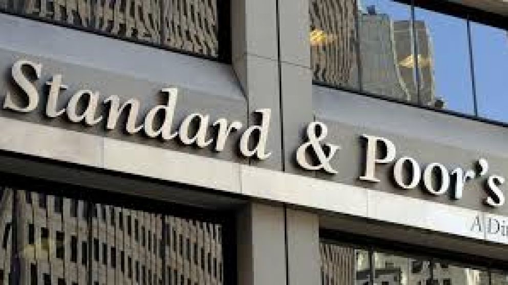 S&P recorta la nota y advierte por nuevas bajas