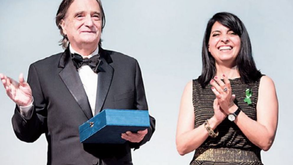 Jean-Pierre L�aud: reconocimiento de manos de Cecilia Barrionuevo 