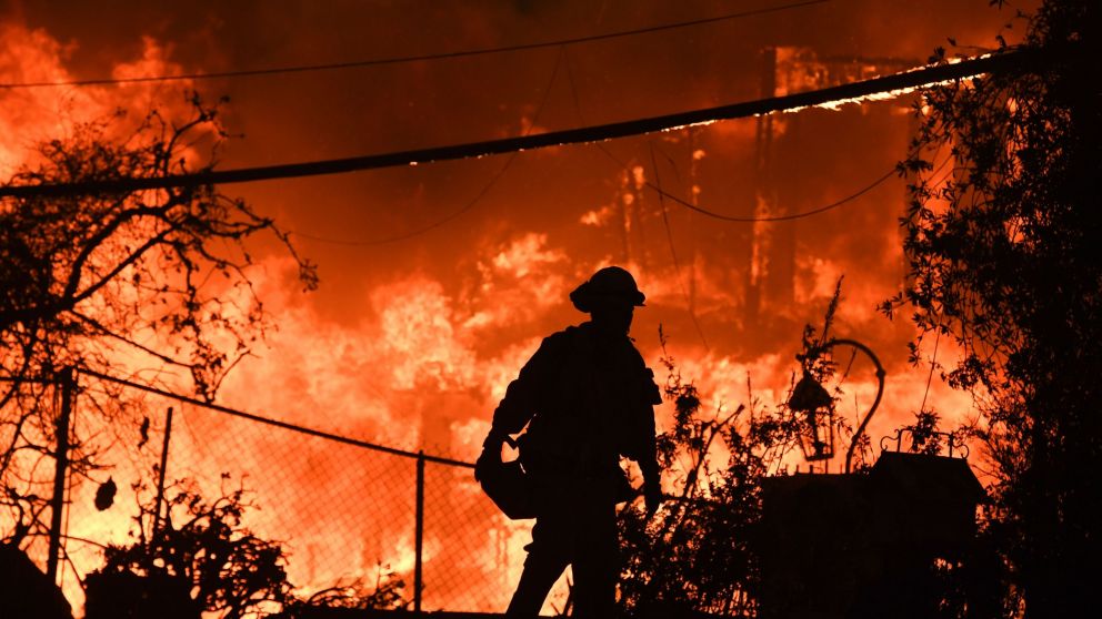 Aumentan las víctimas por incendios en California