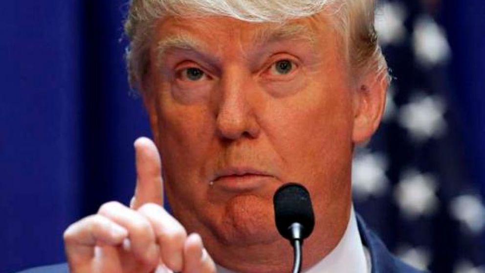 Trump presiona a los bancos para poner un tope del 10% a las tasas de interés de las tarjetas de crédito por un año