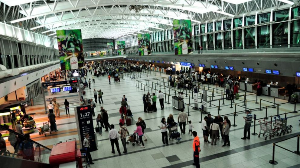 La salida de turistas argentinos al exterior viene cayendo todos los meses