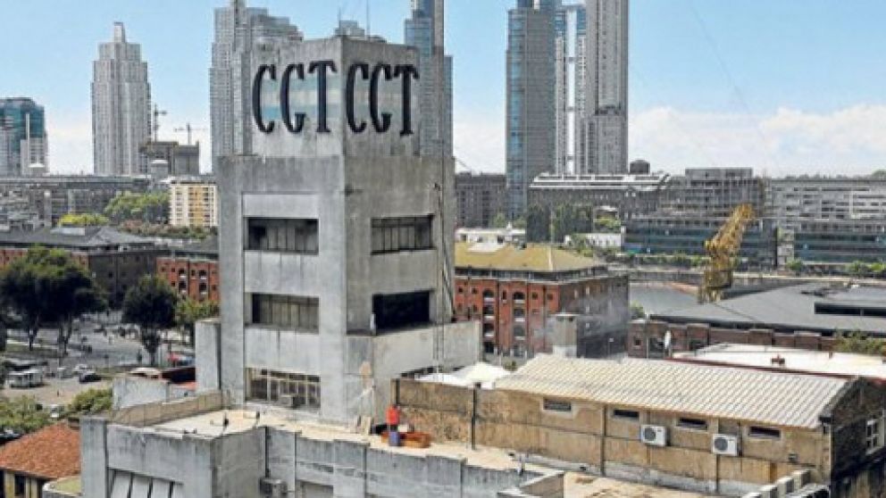 La central delibera bajo la presión del frente de Moyano