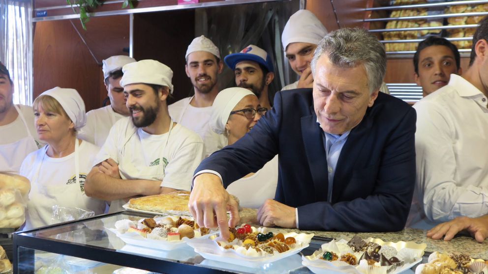 Macri visitó una panadería y se fue con dudas sobre el precio de la harina