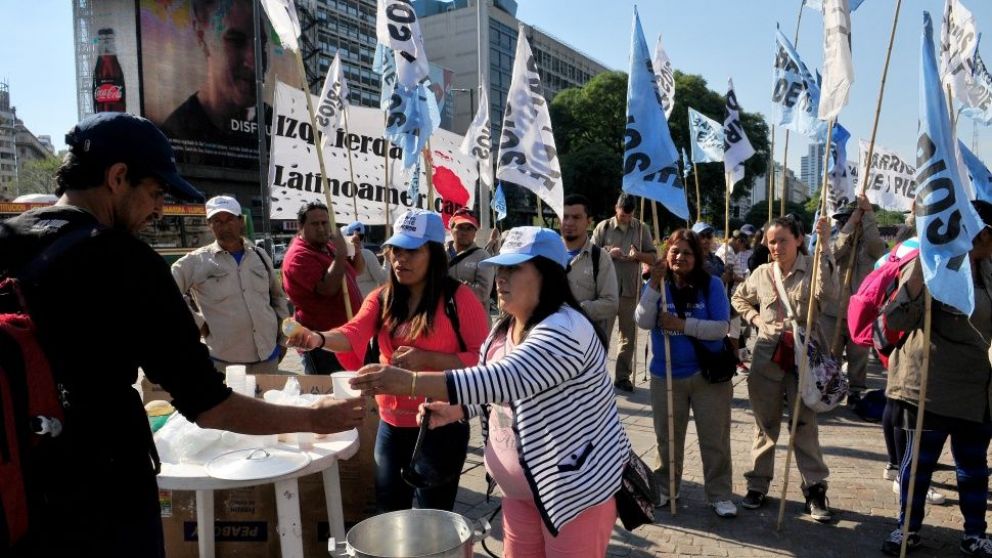 Movimientos sociales instalan ollas populares para reclamar la "emergencia alimentaria"